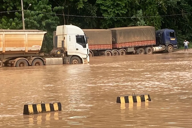 Chuva Torrencial Alaga Ruas Da Cidade De Nobres Moradores Usam Canoas