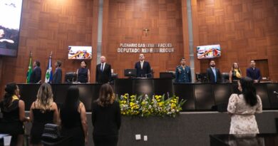Sessão especial na ALMT homenageia personalidades com comendas, títulos e moções de aplauso