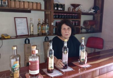 Aposentada transforma fazenda em Felixlândia e se destaca na produção de cachaça e produtos artesanais