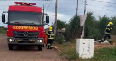 Corpo de Bombeiros combate incêndio em residência