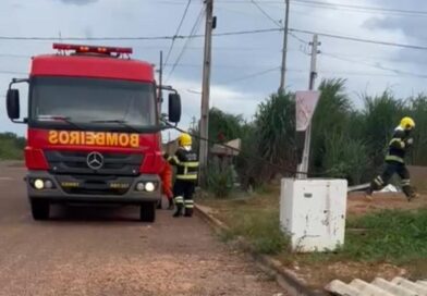 Corpo de Bombeiros combate incêndio em residência
