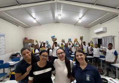Prefeitura entrega material estruturado FTD para alunos do EJA em Primavera do Leste