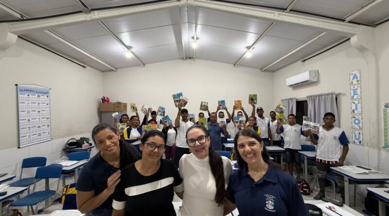Prefeitura entrega material estruturado FTD para alunos do EJA em Primavera do Leste