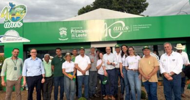 Prefeito recebe vice-governador no estande da Prefeitura durante a Farm Show