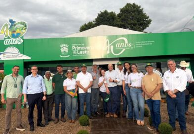 Prefeito recebe vice-governador no estande da Prefeitura durante a Farm Show