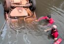 Bombeiros resgatam corpo de homem após veículo cair e ficar submerso em rio