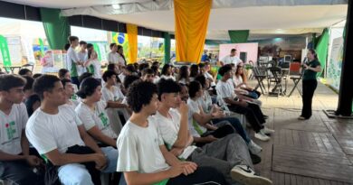 Palestra sobre reciclagem reúne estudantes do IFMT no estande da Prefeitura durante a Farm Show