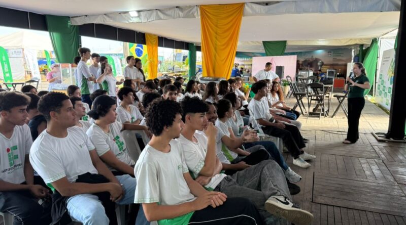 Palestra sobre reciclagem reúne estudantes do IFMT no estande da Prefeitura durante a Farm Show