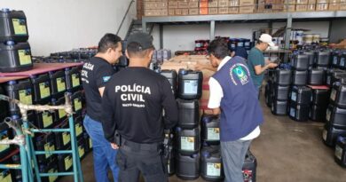Polícia Civil e ANP apreendem mais de 2,6 mil litros de óleo lubrificante em distribuidora de Cuiabá