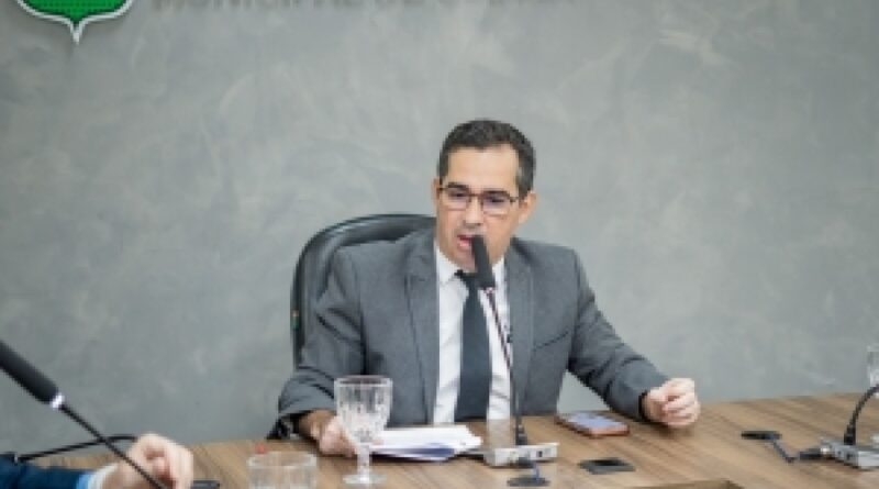 Presidente cita morte de adolescente e cobra nomeação de 800 PMs para avanço do policiamento nas comunidades em Cuiabá