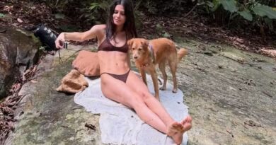 Julia Dalavia curte dia de cachoeira no Rio e compartilha fotos de biquíni nas redes