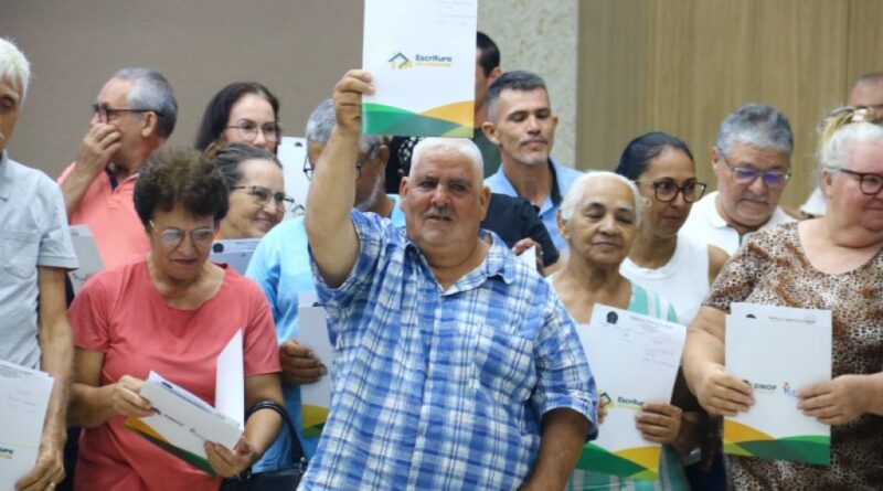 Prefeitura de Sinop entrega 73 escrituras e garante segurança jurídica a moradores da Chácara Tapajós