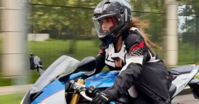 Juliette volta a andar de moto após queda e declara paixão por duas rodas: ‘Teria’