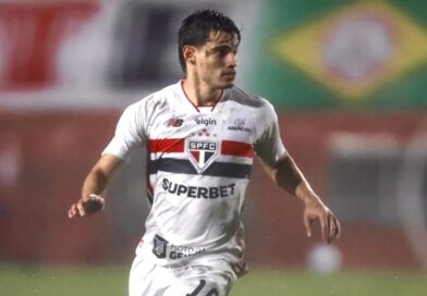 São Paulo vence Chapecoense e é novo líder do Brasileirão