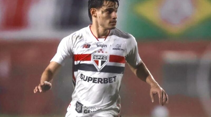 São Paulo vence Chapecoense e é novo líder do Brasileirão