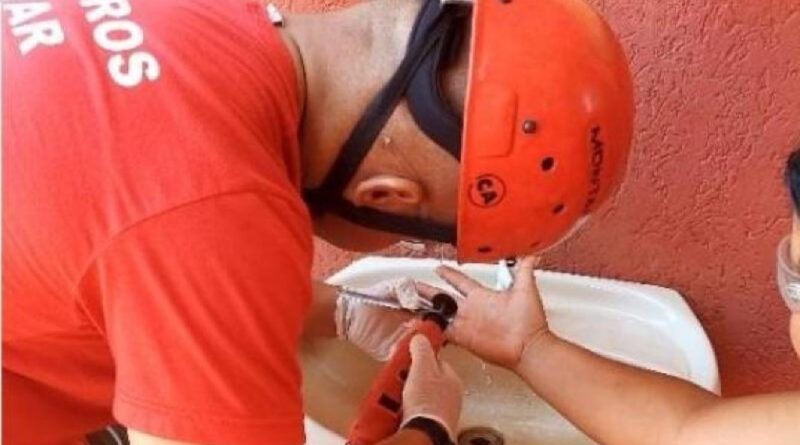 Bombeiros removem anel preso em dedo de vítima em Confresa
