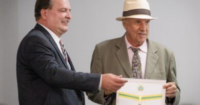 Presidente da ALMT entrega Comenda Dante de Oliveira a procurador aposentado Hélio Faust