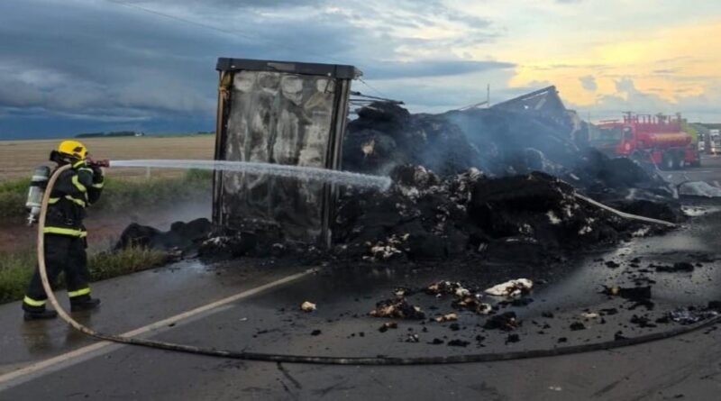 Bombeiros combatem incêndio em carreta carregada com pluma de algodão às margens da BR-163