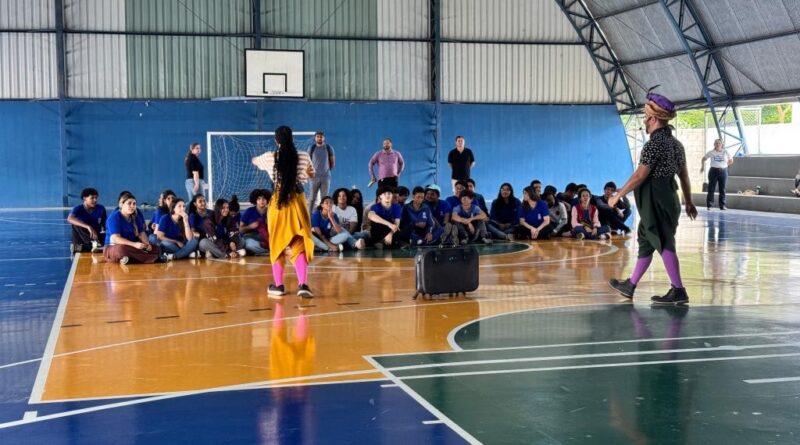 Programa de protagonismo juvenil inicia atividades de 2026 com apresentações teatrais nas escolas