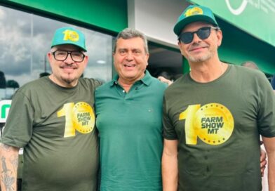 Humoristas Bola e Carioca visitam estande da Prefeitura durante a Farm Show
