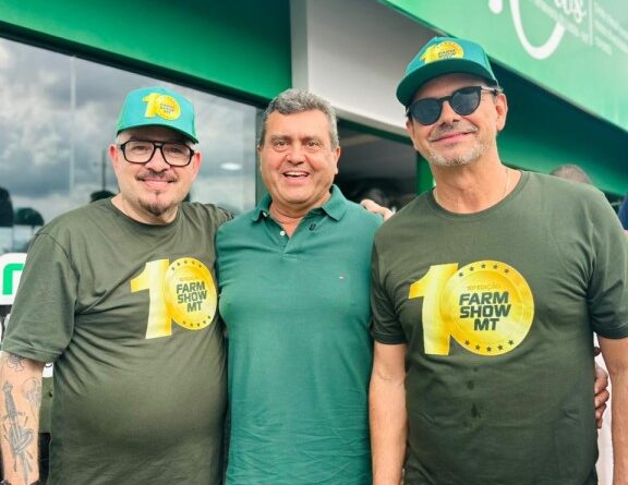 Humoristas Bola e Carioca visitam estande da Prefeitura durante a Farm Show