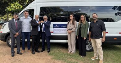 Prefeitura de Sinop acompanha entrega de van para Fundação Livre para Viver