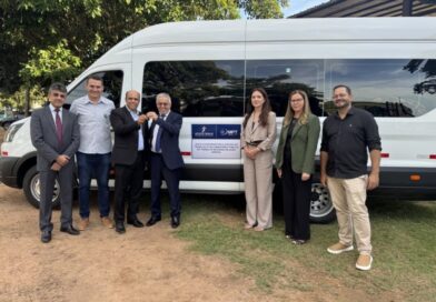 Prefeitura de Sinop acompanha entrega de van para Fundação Livre para Viver