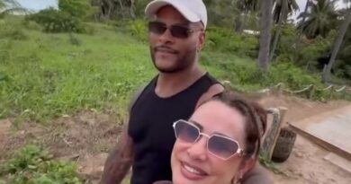 Scheila Carvalho curte viagem romântica com Tony Salles e declara: ‘Paraiso’