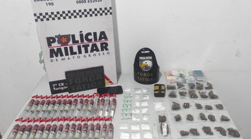 Força Tática prende homem com porções de drogas e frascos de lança-perfume