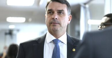 Flávio Bolsonaro sinaliza continuidade da política econômica de Jair Bolsonaro em eventual governo