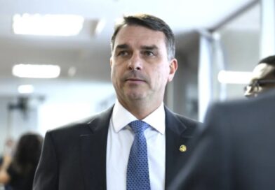 Flávio Bolsonaro sinaliza continuidade da política econômica de Jair Bolsonaro em eventual governo