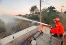 Corpo de Bombeiros combate incêndio em vegetação de terreno baldio