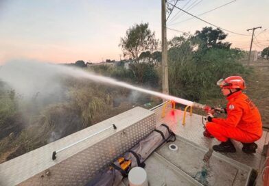 Corpo de Bombeiros combate incêndio em vegetação de terreno baldio