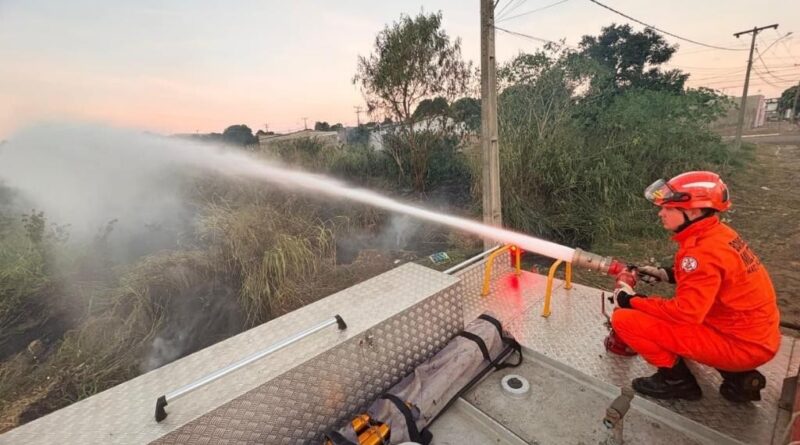 Corpo de Bombeiros combate incêndio em vegetação de terreno baldio