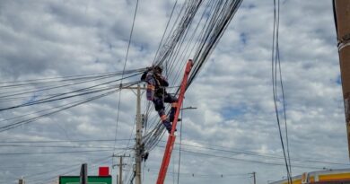 Operação remove cabos irregulares neste domingo na avenida Comandante Costa