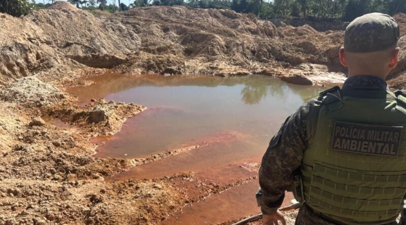 Batalhão Ambiental fecha área de desmatamento e garimpo ilegal em Novo Mundo