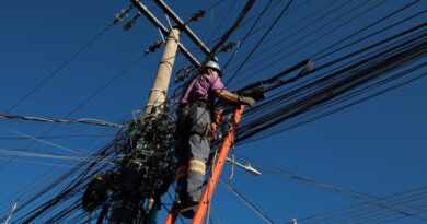 Operação remove mais de 1,1 mil metros de cabos irregulares no Centro de Cuiabá