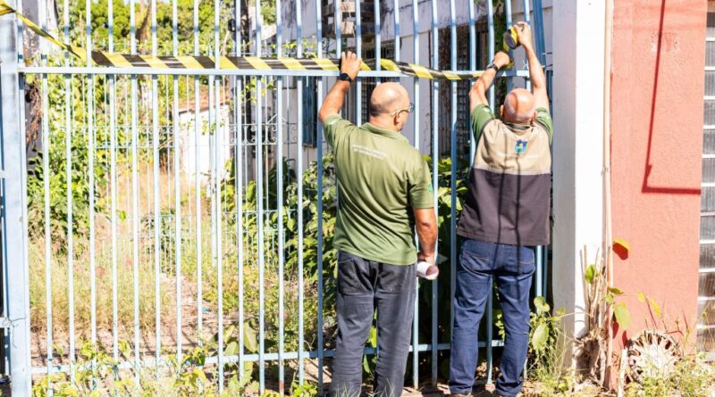 Prefeitura interdita condomínio abandonado por riscos à saúde pública