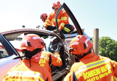 Bombeiros resgatam corpos presos às ferragens de veículo após grave acidente na MT-358
