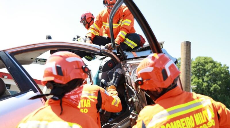 Bombeiros resgatam corpos presos às ferragens de veículo após grave acidente na MT-358