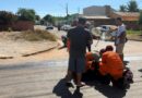 Bombeiros socorrem homem prensado por caminhão e vítimas de acidente com motocicleta