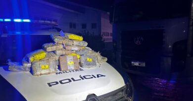 Polícia Militar prende caminhoneiro com 27 quilos de maconha skank em Água Boa