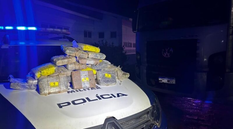 Polícia Militar prende caminhoneiro com 27 quilos de maconha skank em Água Boa