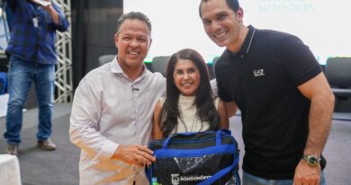Prefeitura de Rondonólpolis entrega 2.500 kits de materiais de apoio para professores