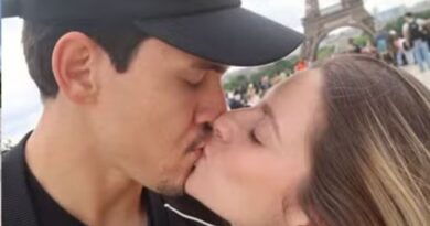 Pedro do Flamengo curte férias em família e posa diante da Torre Eiffel, em Paris