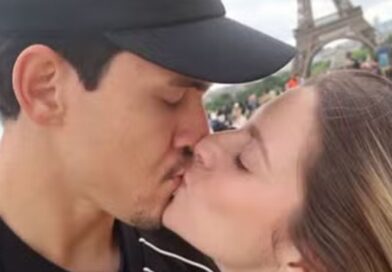 Pedro do Flamengo curte férias em família e posa diante da Torre Eiffel, em Paris