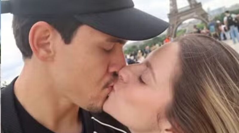 Pedro do Flamengo curte férias em família e posa diante da Torre Eiffel, em Paris