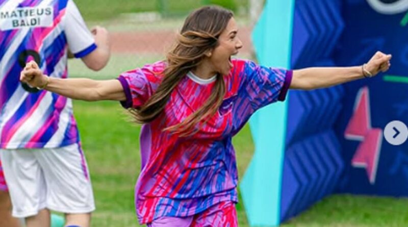 Patrícia Abravanel entra no clima da copa e promove clássico: ‘Copinha SBT, PSS X FFZ’