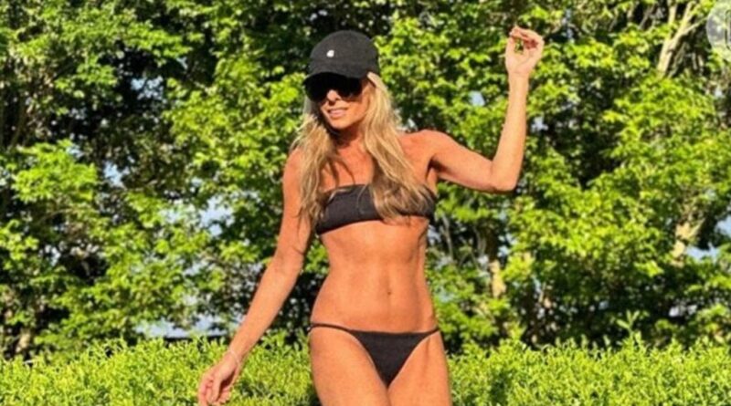 Adriane Galisteu curte dia de sol em Positano e exibe boa forma: ‘Itália’