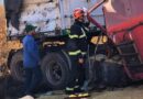 Corpo de Bombeiros retira vítima presa às ferragens após acidente entre carretas na MT-438